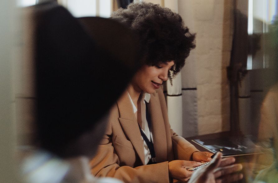 Online dating: starting a conversation on a niche platform